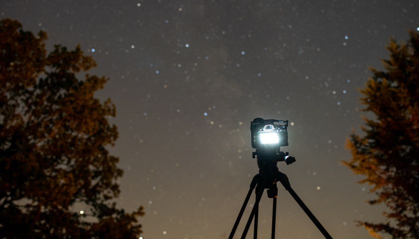 Kamera tager billede af stjernehimlen